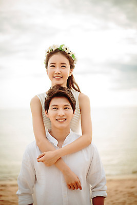 포토 JPG 주간 해외기획촬영 라이프스타일 부부 커플 여자 남자 행복 신부 커플라이프 신랑 신혼부부 안기 사랑 미소 사람 동양인 상반신 성인 해변 야외 두명 앞모습 30대 화관 한국인 신혼여행 백허그 2015년태국 장년만 성인만 국내포토 자연요소 꽃 감정 바다 뷰포인트 결혼 관계 모션 포옹 표정 인종 생활 장년 신혼 파일형식