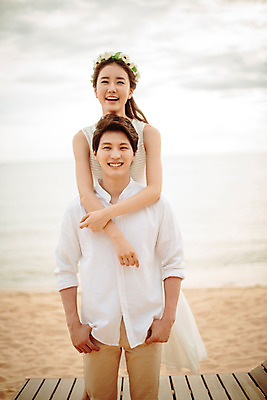 포토 JPG 주간 해외기획촬영 라이프스타일 부부 커플 여자 남자 행복 신부 커플라이프 신랑 신혼부부 안기 사랑 서기 미소 웃음 사람 동양인 상반신 성인 해변 야외 두명 앞모습 30대 화관 한국인 신혼여행 백허그 2015년태국 장년만 성인만 국내포토 자연요소 꽃 감정 바다 뷰포인트 결혼 관계 모션 포옹 표정 인종 생활 장년 신혼 파일형식