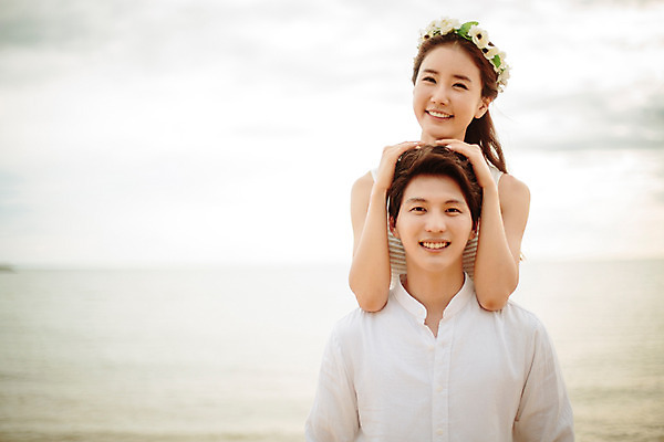 포토 JPG 주간 해외기획촬영 라이프스타일 부부 커플 여자 남자 행복 신부 커플라이프 신랑 신혼부부 안기 사랑 미소 사람 동양인 상반신 성인 해변 야외 두명 앞모습 30대 화관 한국인 신혼여행 2015년태국 장년만 성인만 국내포토 자연요소 꽃 감정 바다 뷰포인트 결혼 관계 모션 표정 인종 생활 장년 신혼 파일형식