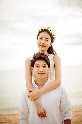 포토 JPG 주간 해외기획촬영 라이프스타일 부부 커플 여자 남자 행복 신부 커플라이프 신랑 신혼부부 사랑 미소 사람 동양인 상반신 성인 해변 야외 두명 앞모습 30대 화관 한국인 신혼여행 업기 2015년태국 장년만 성인만 국내포토 자연요소 꽃 감정 바다 뷰포인트 결혼 관계 모션 표정 인종 생활 장년 신혼 파일형식