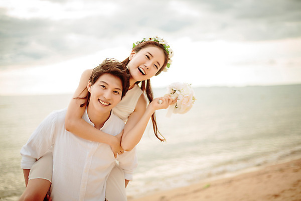 포토 JPG 주간 해외기획촬영 라이프스타일 부부 커플 여자 남자 행복 신부 부케 커플라이프 신랑 신혼부부 사랑 미소 웃음 들기 사람 동양인 상반신 성인 해변 야외 두명 앞모습 30대 화관 한국인 신혼여행 업기 2015년태국 장년만 성인만 국내포토 자연요소 꽃 감정 바다 뷰포인트 꽃다발 결혼 관계 모션 표정 인종 생활 장년 신혼 파일형식