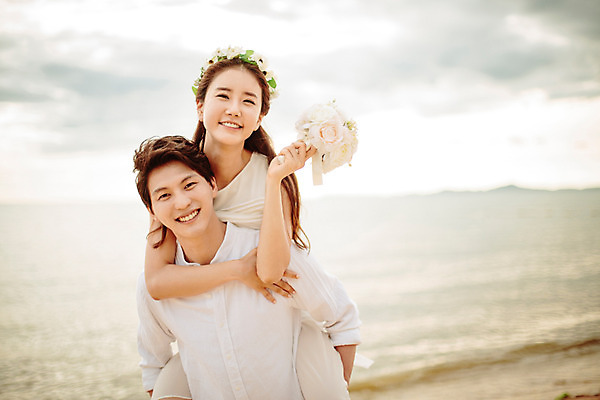 포토 JPG 주간 해외기획촬영 라이프스타일 부부 커플 여자 남자 행복 신부 부케 커플라이프 신랑 신혼부부 사랑 미소 들기 사람 동양인 상반신 성인 해변 야외 두명 앞모습 30대 화관 한국인 신혼여행 업기 2015년태국 장년만 성인만 국내포토 자연요소 꽃 감정 바다 뷰포인트 꽃다발 결혼 관계 모션 표정 인종 생활 장년 신혼 파일형식