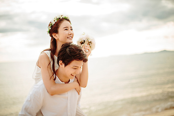 포토 JPG 주간 해외기획촬영 라이프스타일 부부 커플 여자 남자 행복 신부 부케 커플라이프 신랑 신혼부부 사랑 미소 들기 사람 동양인 상반신 성인 해변 야외 두명 30대 화관 한국인 신혼여행 업기 2015년태국 장년만 성인만 국내포토 자연요소 꽃 감정 바다 꽃다발 결혼 관계 모션 표정 인종 생활 장년 신혼 파일형식