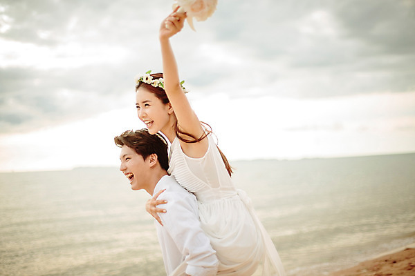 포토 JPG 주간 해외기획촬영 라이프스타일 부부 커플 여자 남자 행복 신부 부케 커플라이프 신랑 신혼부부 사랑 웃음 들기 사람 동양인 상반신 성인 해변 야외 두명 옆모습 30대 화관 한국인 신혼여행 업기 2015년태국 장년만 성인만 국내포토 자연요소 꽃 감정 바다 뷰포인트 꽃다발 결혼 관계 모션 표정 인종 생활 장년 신혼 파일형식