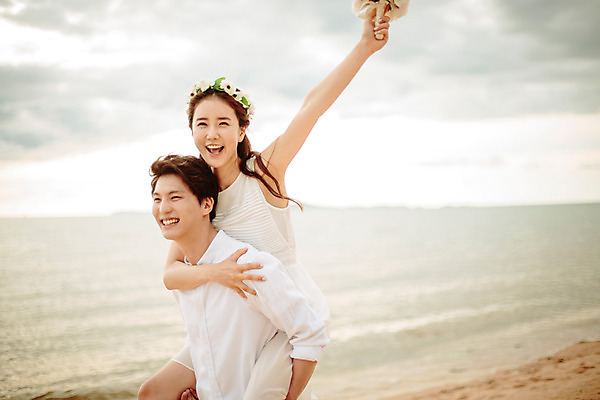 포토 JPG 주간 해외기획촬영 라이프스타일 부부 커플 여자 남자 행복 신부 부케 커플라이프 신랑 신혼부부 사랑 미소 들기 사람 동양인 상반신 성인 해변 야외 두명 30대 화관 한국인 신혼여행 업기 2015년태국 장년만 성인만 국내포토 자연요소 꽃 감정 바다 꽃다발 결혼 관계 모션 표정 인종 생활 장년 신혼 파일형식