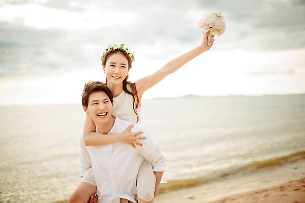 포토 JPG 주간 해외기획촬영 라이프스타일 부부 커플 여자 남자 행복 신부 부케 커플라이프 신랑 신혼부부 사랑 미소 들기 사람 동양인 상반신 성인 해변 야외 두명 30대 화관 한국인 신혼여행 업기 2015년태국 장년만 성인만 국내포토 자연요소 꽃 감정 바다 꽃다발 결혼 관계 모션 표정 인종 생활 장년 신혼 파일형식
