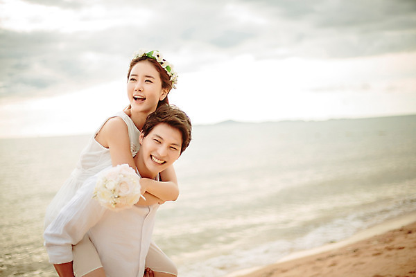 포토 JPG 주간 해외기획촬영 라이프스타일 부부 커플 여자 남자 행복 신부 부케 커플라이프 신랑 신혼부부 사랑 미소 웃음 들기 사람 동양인 상반신 성인 해변 야외 두명 옆모습 30대 화관 한국인 신혼여행 업기 2015년태국 장년만 성인만 국내포토 자연요소 꽃 감정 바다 뷰포인트 꽃다발 결혼 관계 모션 표정 인종 생활 장년 신혼 파일형식