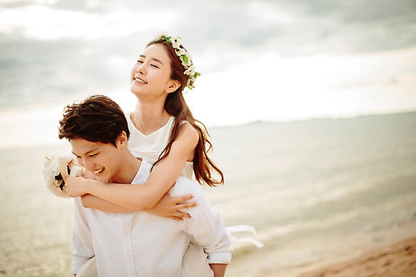 포토 JPG 주간 해외기획촬영 라이프스타일 부부 커플 여자 남자 행복 신부 부케 커플라이프 신랑 신혼부부 사랑 미소 들기 사람 동양인 상반신 성인 해변 야외 두명 30대 눈감음 화관 한국인 신혼여행 업기 2015년태국 장년만 성인만 국내포토 자연요소 꽃 감정 바다 꽃다발 결혼 관계 모션 표정 인종 생활 장년 신혼 파일형식