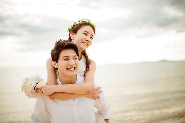 포토 JPG 주간 해외기획촬영 라이프스타일 부부 커플 여자 남자 행복 신부 부케 커플라이프 신랑 신혼부부 사랑 미소 들기 사람 동양인 상반신 성인 해변 야외 두명 앞모습 30대 화관 한국인 신혼여행 업기 2015년태국 장년만 성인만 국내포토 자연요소 꽃 감정 바다 뷰포인트 꽃다발 결혼 관계 모션 표정 인종 생활 장년 신혼 파일형식