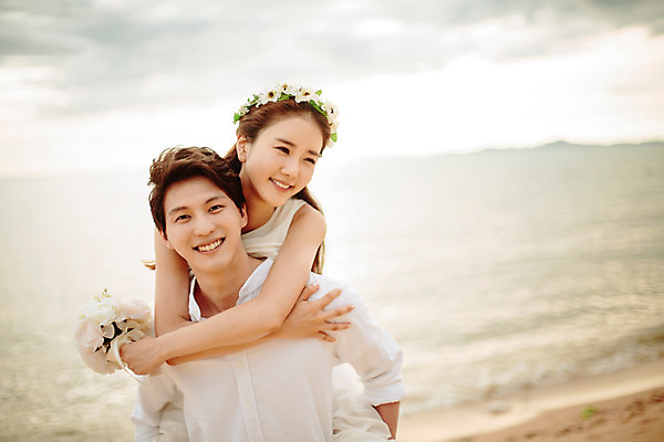 포토 JPG 주간 해외기획촬영 라이프스타일 부부 커플 여자 남자 행복 신부 부케 커플라이프 신랑 신혼부부 사랑 미소 들기 사람 동양인 상반신 성인 해변 야외 두명 30대 화관 한국인 신혼여행 업기 2015년태국 장년만 성인만 국내포토 자연요소 꽃 감정 바다 꽃다발 결혼 관계 모션 표정 인종 생활 장년 신혼 파일형식