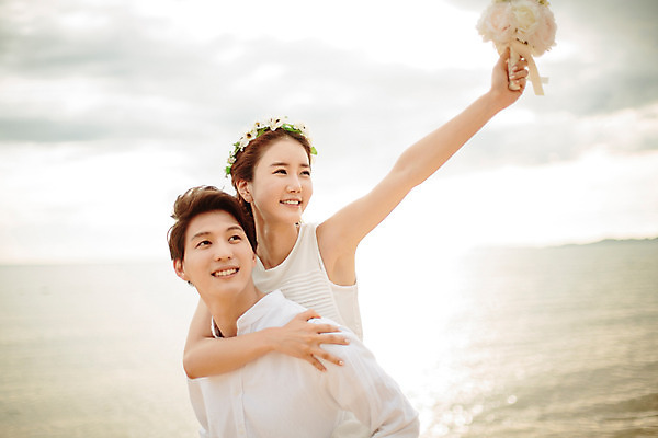포토 JPG 주간 해외기획촬영 라이프스타일 부부 커플 여자 남자 행복 신부 부케 커플라이프 신랑 신혼부부 사랑 미소 들기 사람 동양인 상반신 성인 해변 야외 두명 30대 화관 한국인 신혼여행 업기 2015년태국 장년만 성인만 국내포토 자연요소 꽃 감정 바다 꽃다발 결혼 관계 모션 표정 인종 생활 장년 신혼 파일형식