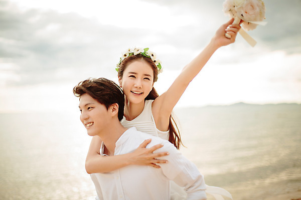 포토 JPG 주간 해외기획촬영 라이프스타일 부부 커플 여자 남자 행복 신부 부케 커플라이프 신랑 신혼부부 사랑 미소 들기 사람 동양인 상반신 성인 해변 야외 두명 30대 화관 한국인 신혼여행 업기 2015년태국 장년만 성인만 국내포토 자연요소 꽃 감정 바다 꽃다발 결혼 관계 모션 표정 인종 생활 장년 신혼 파일형식