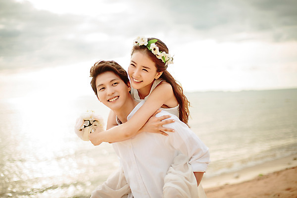 포토 JPG 주간 해외기획촬영 라이프스타일 부부 커플 여자 남자 행복 신부 부케 커플라이프 신랑 신혼부부 사랑 미소 들기 사람 동양인 상반신 성인 해변 야외 두명 30대 화관 한국인 신혼여행 업기 2015년태국 장년만 성인만 국내포토 자연요소 꽃 감정 바다 꽃다발 결혼 관계 모션 표정 인종 생활 장년 신혼 파일형식