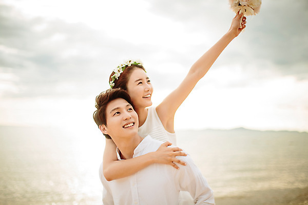 포토 JPG 주간 해외기획촬영 라이프스타일 부부 커플 여자 남자 행복 신부 부케 커플라이프 신랑 신혼부부 사랑 미소 들기 사람 동양인 상반신 성인 해변 야외 두명 30대 화관 한국인 신혼여행 업기 2015년태국 장년만 성인만 국내포토 자연요소 꽃 감정 바다 꽃다발 결혼 관계 모션 표정 인종 생활 장년 신혼 파일형식
