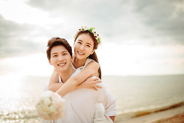 포토 JPG 주간 해외기획촬영 라이프스타일 부부 커플 여자 남자 행복 신부 부케 커플라이프 신랑 신혼부부 사랑 미소 들기 사람 동양인 상반신 성인 해변 야외 두명 30대 화관 한국인 신혼여행 업기 2015년태국 장년만 성인만 국내포토 자연요소 꽃 감정 바다 꽃다발 결혼 관계 모션 표정 인종 생활 장년 신혼 파일형식