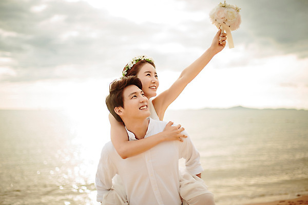 포토 JPG 주간 해외기획촬영 라이프스타일 부부 커플 응시 여자 남자 행복 신부 부케 커플라이프 신랑 신혼부부 사랑 미소 들기 사람 동양인 상반신 성인 해변 야외 두명 앞모습 30대 화관 한국인 신혼여행 업기 2015년태국 장년만 성인만 국내포토 자연요소 시선 꽃 감정 바다 뷰포인트 꽃다발 결혼 관계 모션 표정 인종 생활 장년 신혼 파일형식