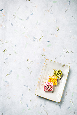 포토 JPG 스튜디오촬영 접시 배너 명절 음식 백그라운드 실내 사람없음 추석 한지 오브젝트 한과 추석음식 명절음식 전통다과 플랫레이 국내포토 전통 식기 기념일 종이 디저트 내부 전통음식 플랫 다과 파일형식