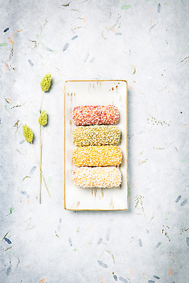 포토 JPG 스튜디오촬영 식물 접시 배너 명절 음식 백그라운드 실내 사람없음 추석 풀 한지 오브젝트 한과 추석음식 명절음식 전통다과 플랫레이 국내포토 전통 식기 기념일 종이 디저트 내부 전통음식 플랫 다과 파일형식