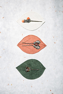 포토 JPG 스튜디오촬영 배너 명절 백그라운드 장신구 나뭇잎 실내 사람없음 추석 한지 오브젝트 비녀 플랫레이 국내포토 전통 기념일 종이 잎 전통소품 내부 플랫 파일형식 헤어액세사리