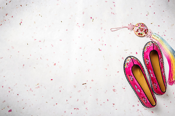 포토 JPG 스튜디오촬영 배너 명절 백그라운드 신발 실내 사람없음 추석 한지 오브젝트 노리개 꽃신 플랫레이 국내포토 전통 기념일 종이 전통소품 내부 플랫 파일형식