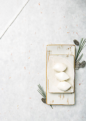 포토 JPG 스튜디오촬영 접시 배너 명절 백그라운드 떡 실내 사람없음 추석 한지 오브젝트 송편 솔방울 솔잎 명절음식 플랫레이 국내포토 전통 식기 기념일 종이 음식 잎 내부 플랫 파일형식