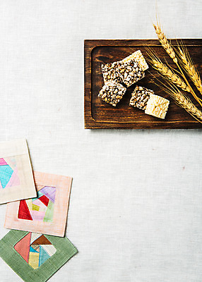 포토 JPG 스튜디오촬영 접시 배너 명절 음식 백그라운드 곡류 실내 사람없음 추석 컵받침 한지 오브젝트 보리 한과 추석음식 명절음식 전통다과 플랫레이 국내포토 전통 식기 기념일 종이 디저트 내부 전통음식 플랫 받침대 다과 파일형식