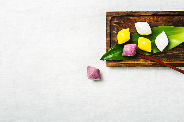 포토 JPG 스튜디오촬영 식물 접시 배너 명절 음식 백그라운드 포크 나뭇잎 떡 실내 사람없음 추석 한지 오브젝트 송편 추석음식 명절음식 플랫레이 국내포토 전통 식기 기념일 종이 잎 내부 전통음식 플랫 파일형식