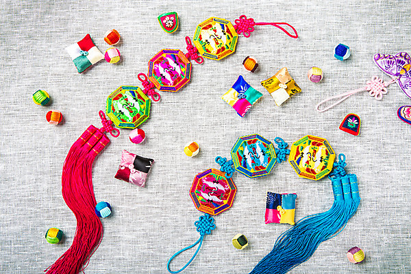 포토 JPG 스튜디오촬영 배너 명절 배경화면 백그라운드 전통소품 실내 사람없음 추석 오브젝트 노리개 공기돌 플랫레이 국내포토 전통 기념일 내부 플랫 공기놀이 파일형식