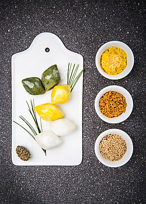 포토 JPG 스튜디오촬영 배너 명절 음식 백그라운드 식재료 재료 떡 도마 실내 사람없음 추석 오브젝트 송편 솔방울 솔잎 추석음식 명절음식 플랫레이 국내포토 전통 기념일 잎 주방용품 내부 전통음식 플랫 파일형식