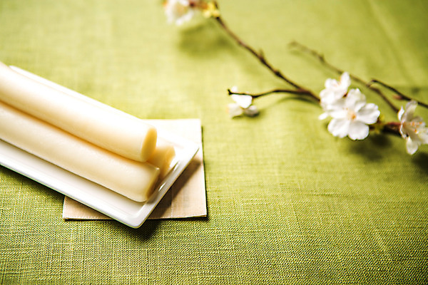 포토 JPG 스튜디오촬영 식물 배너 명절 꽃 음식 백그라운드 떡 실내 사람없음 아웃포커스 추석 천 오브젝트 추석음식 명절음식 가래떡 플랫레이 국내포토 전통 기념일 촬영기법 내부 전통음식 직물 플랫 파일형식