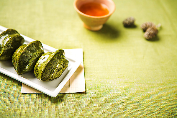 포토 JPG 스튜디오촬영 접시 배너 명절 음식 백그라운드 떡 실내 사람없음 아웃포커스 추석 차 찻잔 천 오브젝트 송편 솔방울 추석음식 명절음식 플랫레이 국내포토 전통 식기 기념일 음료 잔 촬영기법 내부 전통음식 직물 플랫 파일형식