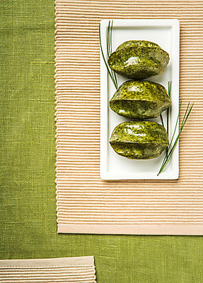 포토 JPG 스튜디오촬영 접시 배너 명절 음식 백그라운드 떡 실내 사람없음 추석 천 오브젝트 송편 솔잎 추석음식 명절음식 플랫레이 국내포토 전통 식기 기념일 잎 내부 전통음식 직물 플랫 파일형식