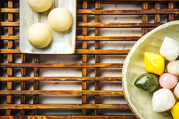 포토 JPG 스튜디오촬영 접시 배너 명절 음식 배경화면 백그라운드 떡 실내 사람없음 추석 오브젝트 문살 송편 반죽 추석음식 명절음식 플랫레이 국내포토 전통 식기 기념일 내부 전통음식 플랫 파일형식