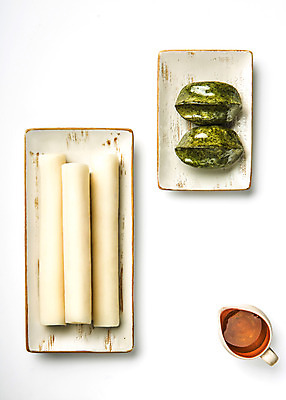 포토 JPG 스튜디오촬영 접시 배너 명절 음식 백그라운드 떡 실내 사람없음 추석 오브젝트 송편 추석음식 명절음식 꿀 가래떡 플랫레이 국내포토 전통 식기 기념일 내부 전통음식 플랫 파일형식