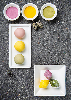 포토 JPG 스튜디오촬영 접시 배너 명절 음식 백그라운드 식재료 재료 떡 실내 사람없음 추석 가루 오브젝트 송편 반죽 솔방울 추석음식 명절음식 플랫레이 국내포토 전통 식기 기념일 내부 전통음식 플랫 파일형식