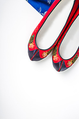 포토 JPG 스튜디오촬영 배너 명절 백그라운드 신발 실내 사람없음 추석 실크 오브젝트 꽃신 플랫레이 국내포토 전통 기념일 전통소품 내부 직물 플랫 파일형식