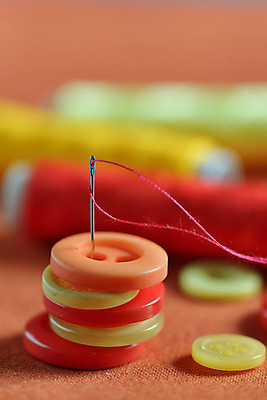 포토 JPG 해외이미지 단추 실내 사람없음 아웃포커스 쌓기 변화 실 바느질 해외202004 해외포토 컨셉 모션 촬영기법 내부 파일형식 이미지허브