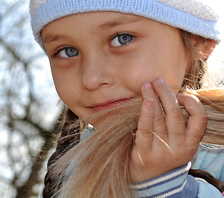 포토 JPG 해외이미지 응시 어린이 한명 야외 파란색 잡기 닫기 해외202004 해외포토 1 시선 컬러 모션 사람 파일형식 이미지허브