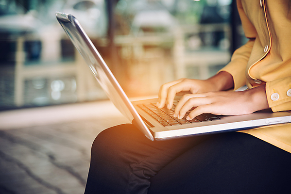 포토 JPG 해외이미지 백인 라이프스타일 손 여자 남자 행복 인터넷 비즈니스 놀이 사람 앉기 성인 사람없음 노트북 컴퓨터 디지털 공책 업무 무선전화기 무릎 온라인 해외202004 해외포토 서양인 감정 모션 문구용품 생활 신체부위 전자제품 작업 전화기 파일형식 이미지허브