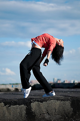 포토 JPG 해외이미지 라이프스타일 여자 포즈 모션 하늘 거리 건강 힙합 한명 사람 성인 야외 운동복 운동 댄서 도시 힙합댄스 에어로빅 댄스스포츠 스타일 해외202004 해외포토 직업 1 옷 음악 스포츠 생활 춤 파일형식 이미지허브