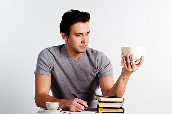 포토 JPG 해외이미지 학생 교육 남자 행복 텍스트 학교 성공 한명 미소 사람 책 초록색 청춘 연필 쌓기 사과 집중 책상 교과서 대학교 개발 해외202004 해외포토 1 감정 컬러 가구 컨셉 과일 모션 학용품 교재 표정 필기구 파일형식 이미지허브