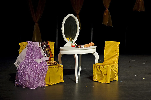 포토 JPG 해외이미지 옷 분홍색 의자 유리 놀이 탁자 이벤트 사람없음 노란색 화장품 공연 거울 무대 재산 극장 책상 드라마 스포트라이트 설정 연극 실행 해외202004 해외포토 컬러 가구 재질 문화예술 금융 뷰티 파일형식 이미지허브