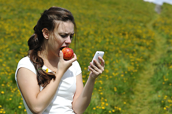 포토 JPG 해외이미지 손 공원 여자 꽃 행복 포즈 과일 자연 건강 한명 웃음 사람 야외 초록색 점프 봄 활발 기쁨 자유 흰색 신선 사과 해외202004 해외포토 식물 1 계절 공공시설 감정 컬러 컨셉 모션 표정 신체부위 생태계 파일형식 이미지허브