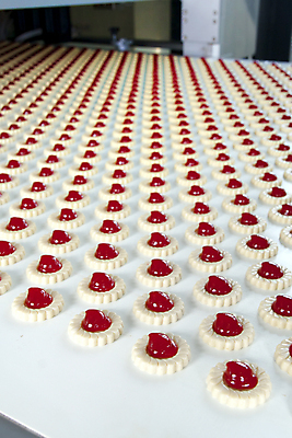 포토 JPG 해외이미지 공장 실내 사람없음 쿠키 가득함 일렬 많음 해외202004 해외포토 컨셉 공업 디저트 내부 파일형식 이미지허브