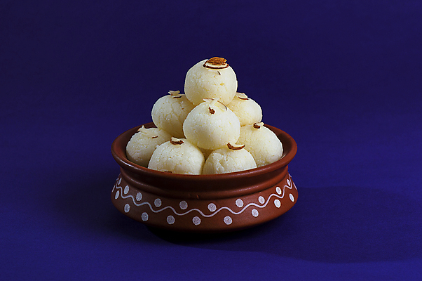 포토 JPG 해외이미지 디저트 사람없음 도자기 원형 사기그릇 인도음식 라스굴라 해외포토 도형 그릇 음식 치즈 동양음식 파일형식 이미지허브