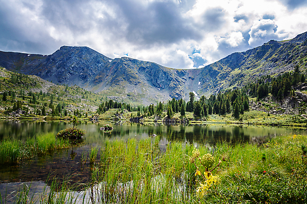 포토 JPG 해외이미지 나무 구름 공원 호수 여행 캐나다 자연 하늘 산 풍경 사람없음 야외 초록색 물 여름 파란색 강 반사 연못 소나무 숲 해외202004 해외포토 자연요소 식물 계절 공공시설 컬러 북아메리카 생태계 파일형식 이미지허브