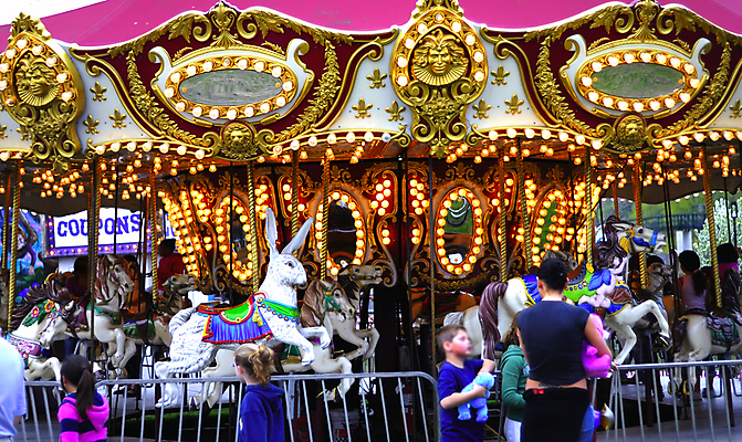 포토 JPG 해외이미지 공원 어린이 이동 놀이 미소 동양인 소년 사람없음 청춘 컬러풀 장난감 상점 축제 기쁨 놀이공원 원형 승차 서커스 인도인 회전목마 바둑 공평 구식 블러 사방 옛날 테마 해외202004 해외포토 도형 외국인 공공시설 남자 감정 컬러 컨셉 모션 표정 사람 인종 테마파크 놀이기구 파일형식 이미지허브