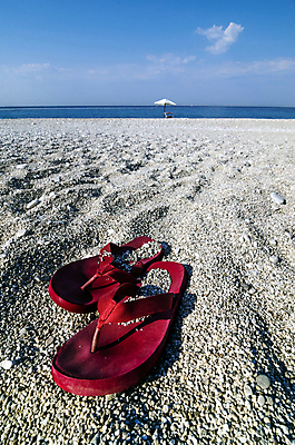 포토 JPG 해외이미지 계절 여자 모래 바다 백그라운드 신발 2 우산 자연 휴가 휴식 슬리퍼 사람없음 야외 빨간색 물 파란색 거품 조약돌 뜨거움 쌍 샌들 지중해 비치웨어 양발 혼자 해외202004 해외포토 자연요소 옷 컬러 컨셉 사람 돌_바위 생태계 파일형식 이미지허브