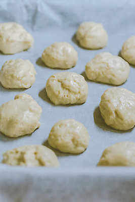 포토 JPG 해외이미지 전통 손 종이 할머니 이동 다이어트 공 모션 주택 그림자 요리 사람없음 주방 침묵 신선 사발 변화 닫기 도넛 굽기 향수 준비 서식 아로마 롤 과거 밀가루 버터 성분 분류 어려움 이스트 페스츄리 해외202004 해외포토 여자 노년 빵 컨셉 디저트 건강 건물 신체부위 소리 화장품 사기그릇 가루 구이 파일형식 이미지허브