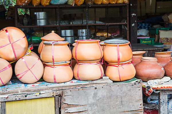포토 JPG 해외이미지 전통 식기 접시 디자인 문화 거리 미술 사람없음 장식 컵 갈색 쌓기 상점 머그컵 수확 기구 시골 조끼 도자기 화려 사발 시장 원주민 냄비 수집 오브젝트 기념품 점토 토기 소매 수공예 솜씨 핸드메이드 스타일 해외202004 해외포토 컬러 컨셉 농업 모션 문화예술 외투 용기_그릇 사기그릇 아프리카인 솥 공예 파일형식 이미지허브